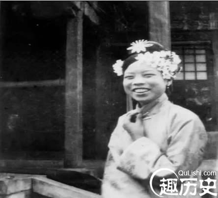 清朝皇帝溥仪跟她离婚了，看完照片之后，分的好