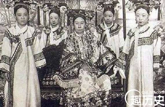 慈禧洗澡有多奢侈？四个宫女还不够，还要一大堆毛巾