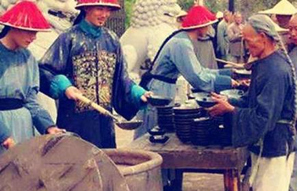 和珅作为有名的大贪官 和珅赈灾是为什么往粥里掺沙子