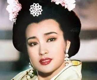 武则天能成为中国历史上第一个女皇帝，到底是怎么做到的