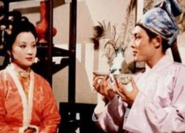 红楼梦中俏平儿喜欢贾琏吗?他们是什么关系?