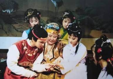 红楼梦中王夫人不喜欢黛玉是因为什么?与宝玉有关?