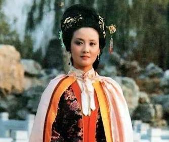 红楼梦中在黛玉进贾府那天,王熙凤迟迟没有出现的原因是什么?
