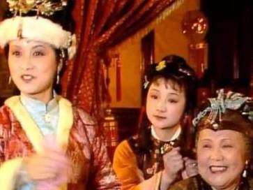 红楼梦中在黛玉进贾府那天,王熙凤迟迟没有出现的原因是什么?