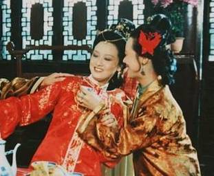 红楼梦中在黛玉进贾府那天,王熙凤迟迟没有出现的原因是什么?