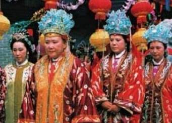 红楼梦黛玉进贾府后见到的荣国府是什么样的?