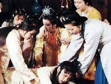 红楼梦宝玉挨打与薛蟠有何联系?