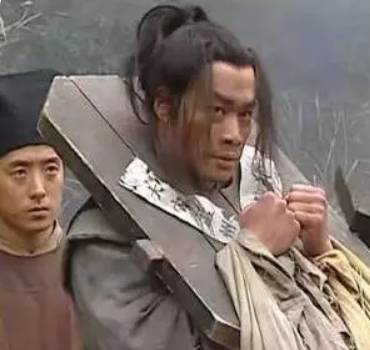 水浒传中武松被发配后，施恩为何要带两只熟鹅来送行？