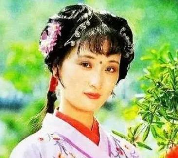 红楼梦中香菱进入贾府不久后为何就能开始读诗了?