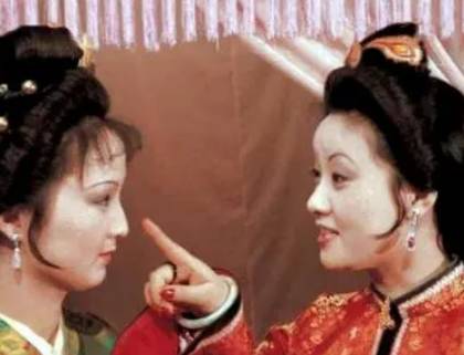红楼梦中平儿能获得贾府上上下下的认可,有何优点?