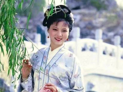 红楼梦中袭人的母亲病入膏肓，她为何打扮得花枝招展回家？