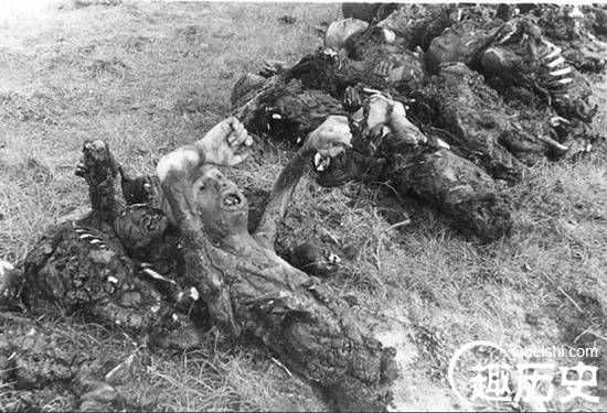 纳粹集中营真实焚尸：遍地死尸 实行肉体消灭！