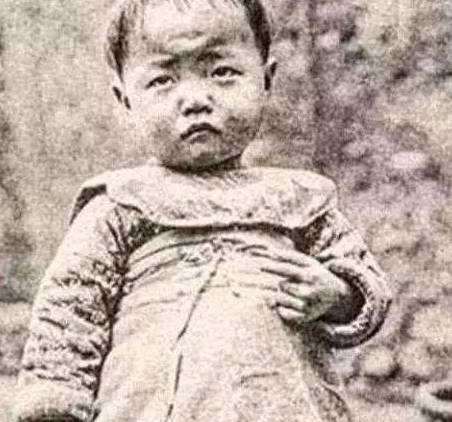 慈禧统治下的清朝是什么样的 这两个吸鸦片的瘦的已经皮包骨头了