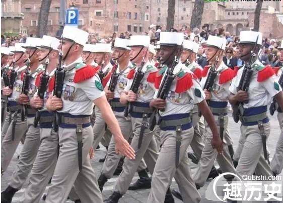 世界各国的奇葩阅兵礼：智利阅兵手拿公文包
