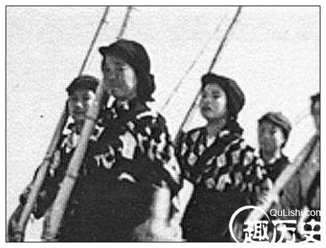 日本军妓穿着裙子练习扔手榴弹 真是太辛苦了！