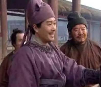 小说水浒传中洪教头想和林冲比武的原因是什么？
