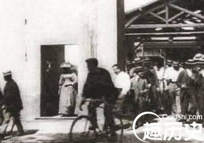 第一部广告宣传片《工厂大门》是在哪里首映的?