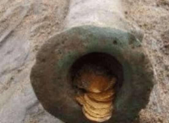 沙漠中500年前的“水管”被发现，里面却全是金币