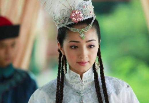 她权力大过慈禧,一生辅佐了两任皇帝