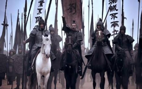 桃园结义时，关羽和张飞为何要拜卖草鞋的刘备为大哥呢？