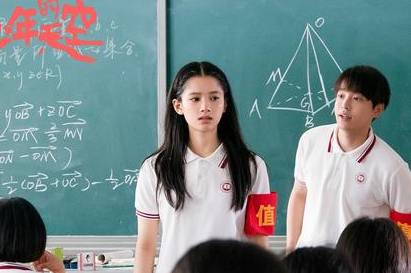 《风犬少年的天空》迎来首播，彭昱畅在剧中致敬周星驰