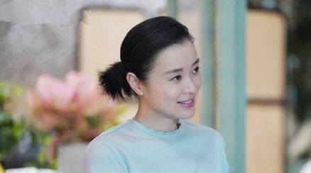 《加油妈妈》董洁饰演何晓涵，总是能力跟不上野心