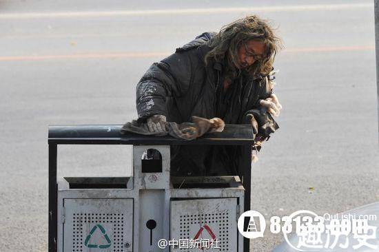 沈阳现最美拾荒老人 擦拭公交站垃圾桶感动网友