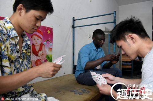 非洲小伙蓝翔学艺  因家乡会汽修人少想学成创业