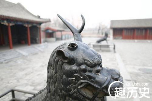 圆明园麒麟犄角折断 园方称只是仿制品而非文物