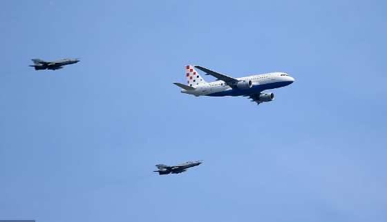 克罗地亚万人空巷 55万人走上街头迎接英雄回家