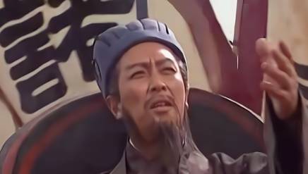 在三国演义中,诸葛亮为何对关羽与马谡的处理方式不同?