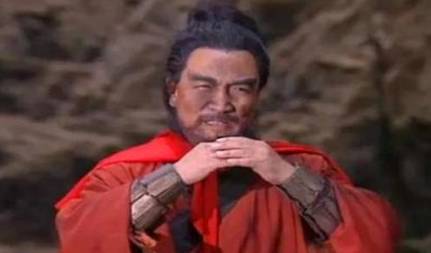 在三国演义中,诸葛亮为何对关羽与马谡的处理方式不同?