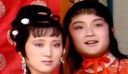 四大丫头里的彩霞为何独独不爱贾宝玉,而偏爱贾环?