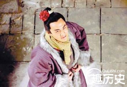 两宋男人竟簪花成风：鲜花不过瘾竟还戴琉璃假花