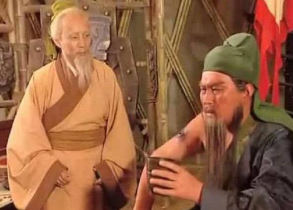 关羽左臂中箭受伤，华佗为什么治疗右臂呢？