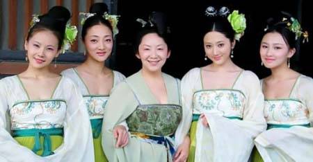 宫女与太监竟然有胆偷看唐玄宗与杨贵妃同浴！