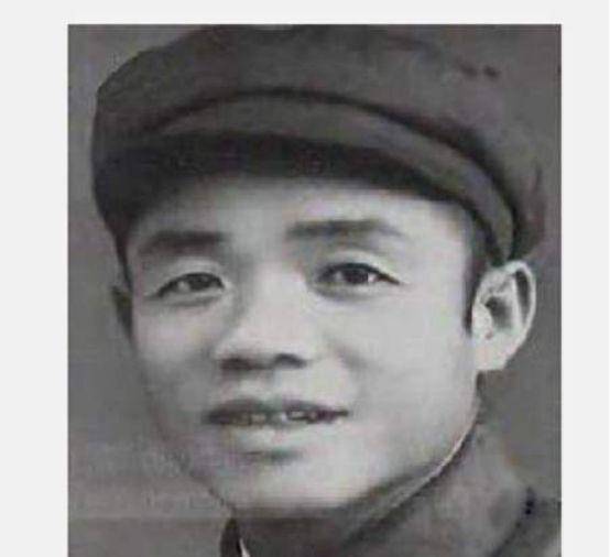 韩先楚回乡探亲，与乡亲们交谈后，拿起电话传命令。