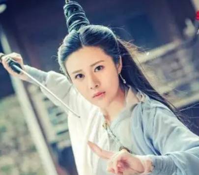 殷梨亭是什么时候出生的?比杨不悔大多少?