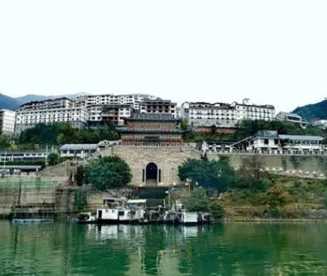 探寻历史遗迹：白帝城与江陵的地理位置